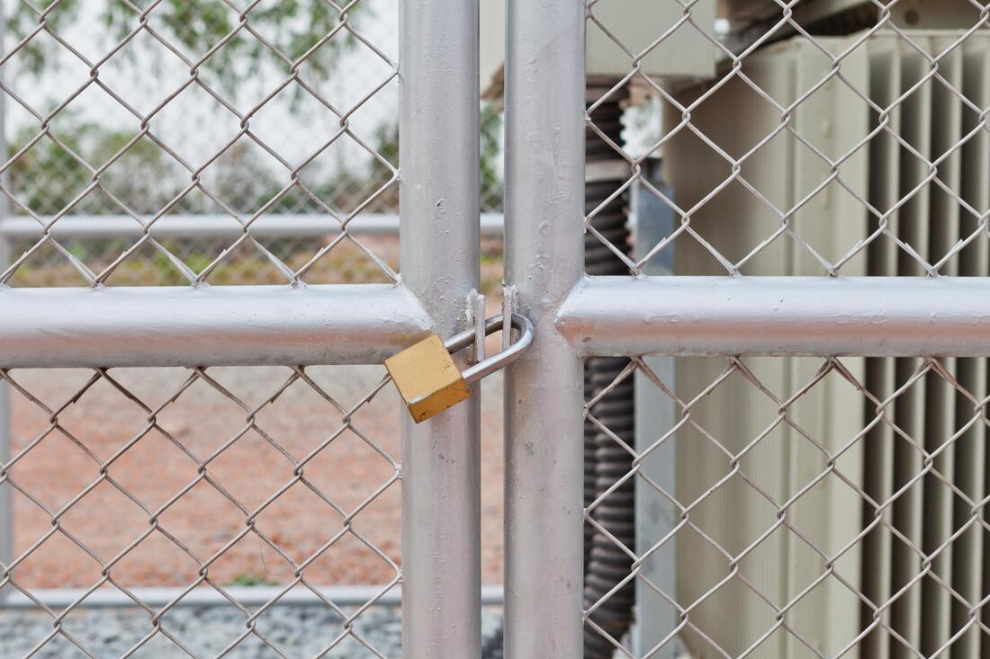 a commercial chainlink fence